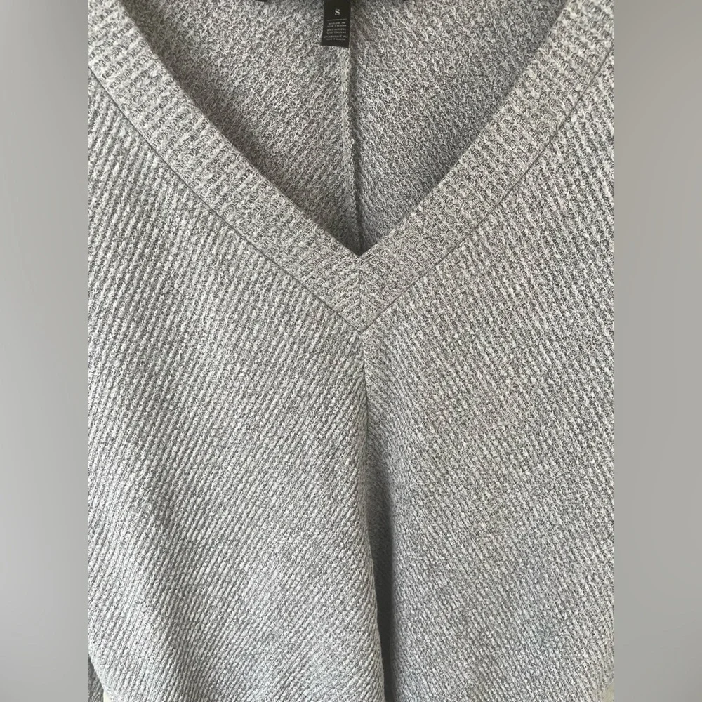 White House Black Market Gray V-Neck Knit Sweater Small Soft Textured Pullover
